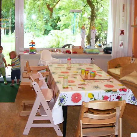 Kinderfreundliches Gartenzimmer 2*